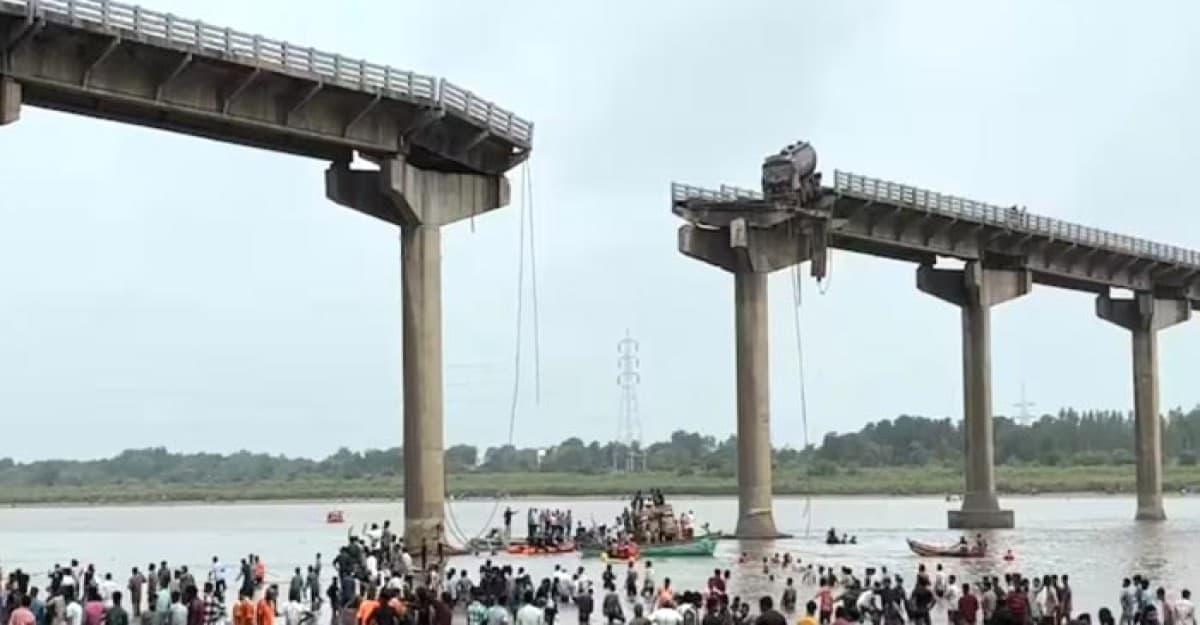 ভারতে সেতু ভেঙে নদীতে যানবাহন, নিহত ১০