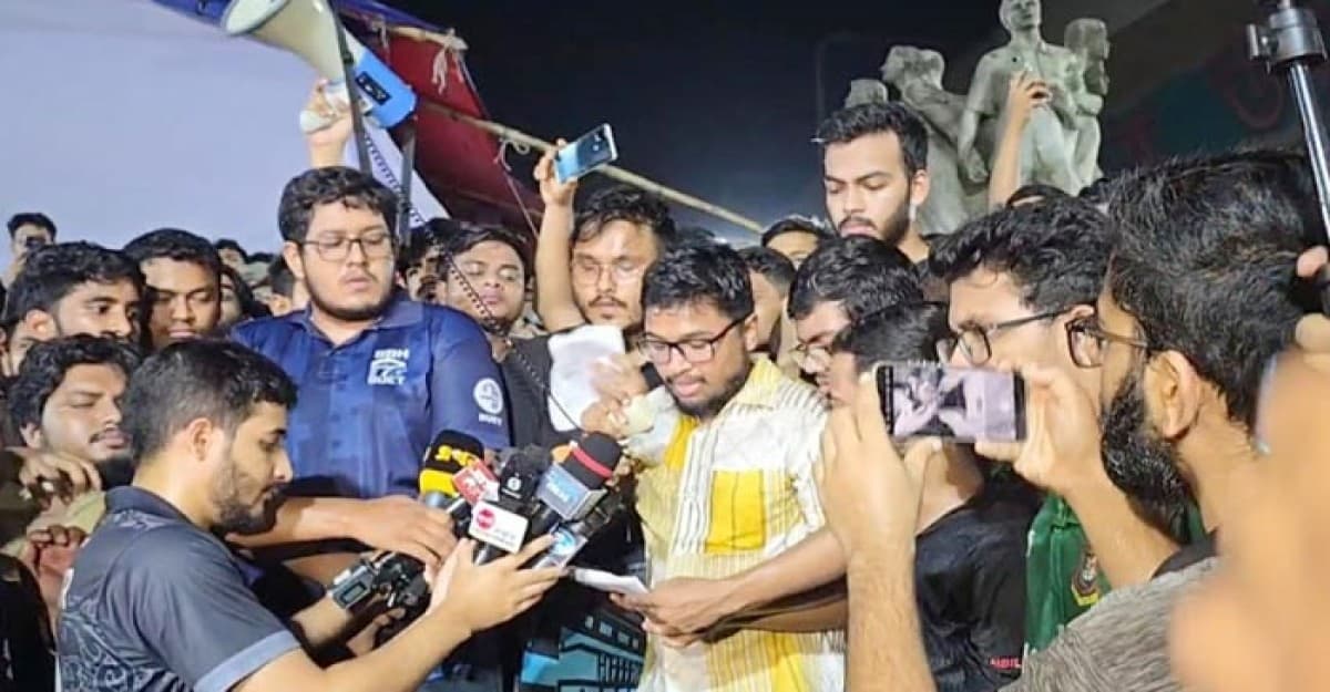 মিটফোর্ডে হত্যাকাণ্ডের প্রতিবাদে বুয়েট শিক্ষার্থীদের বিক্ষোভ মিছিল