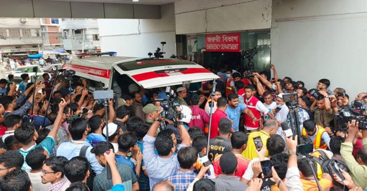 হতাহতদের হাসপাতালে আনা অনেকে অসুস্থ হয়ে পড়েন ভয়াবহতার চিত্র দেখে