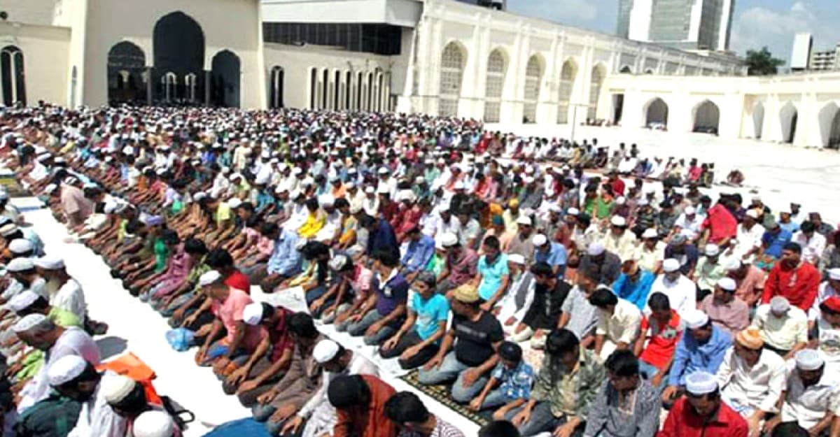 বিমান বিধ্বস্তে হতাহতের ঘটনায় আবেগাপ্লুত মুসল্লিরা