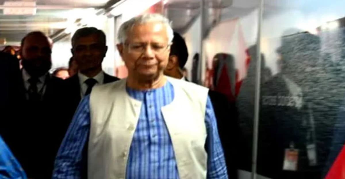 বার্ন ইনস্টিটিউটে দগ্ধদের দেখতে গেলেন প্রধান উপদেষ্টা