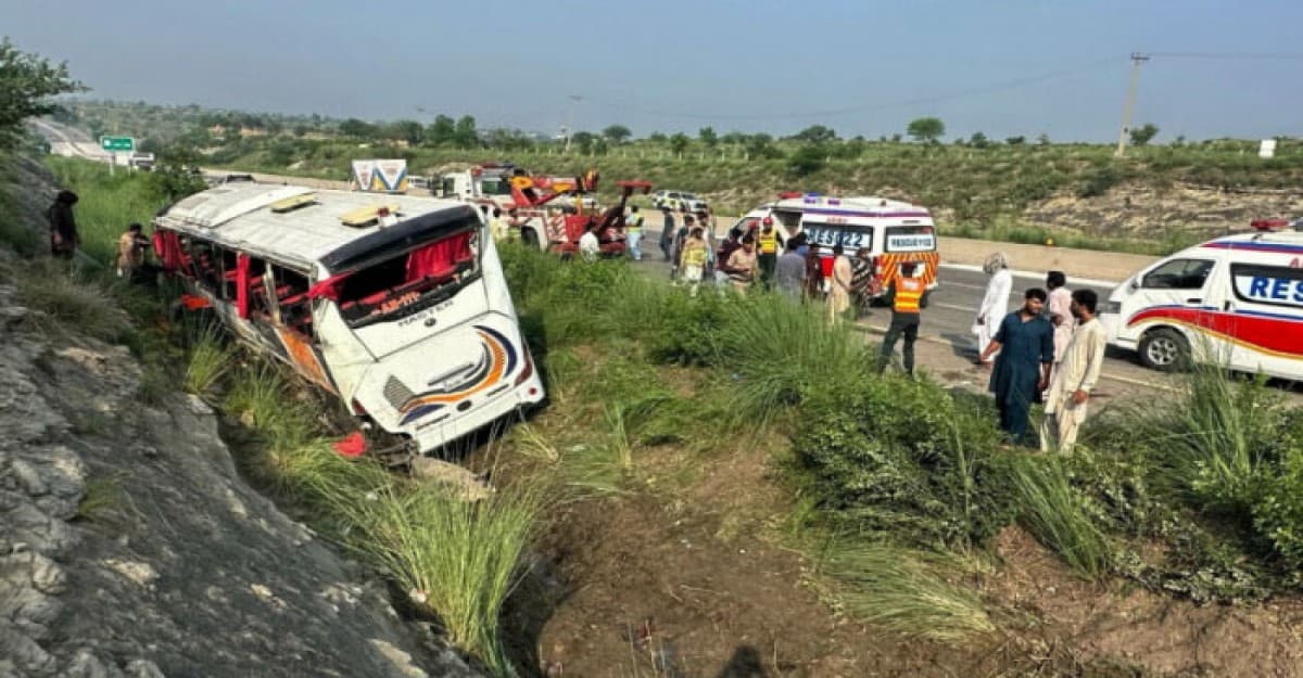 পাকিস্তানে ভয়াবহ বাস দুর্ঘটনায় নিহত ৮