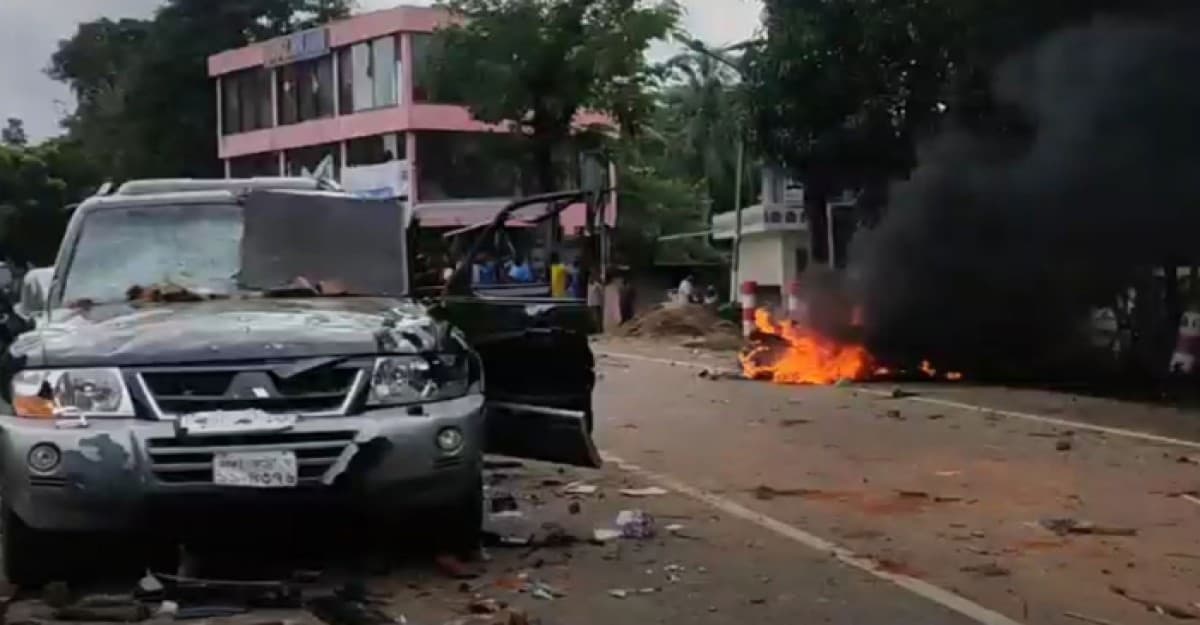 বিএনপির দুপক্ষের সংঘর্ষ, মোটরসাইকেলে আগুন
