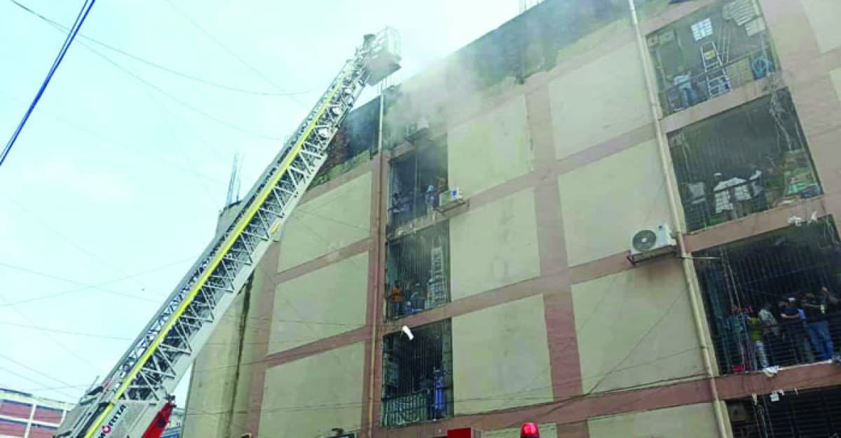গুলিস্তানে সুন্দরবন মার্কেটে আগুন, নিয়ন্ত্রণে ১১ ইউনিট