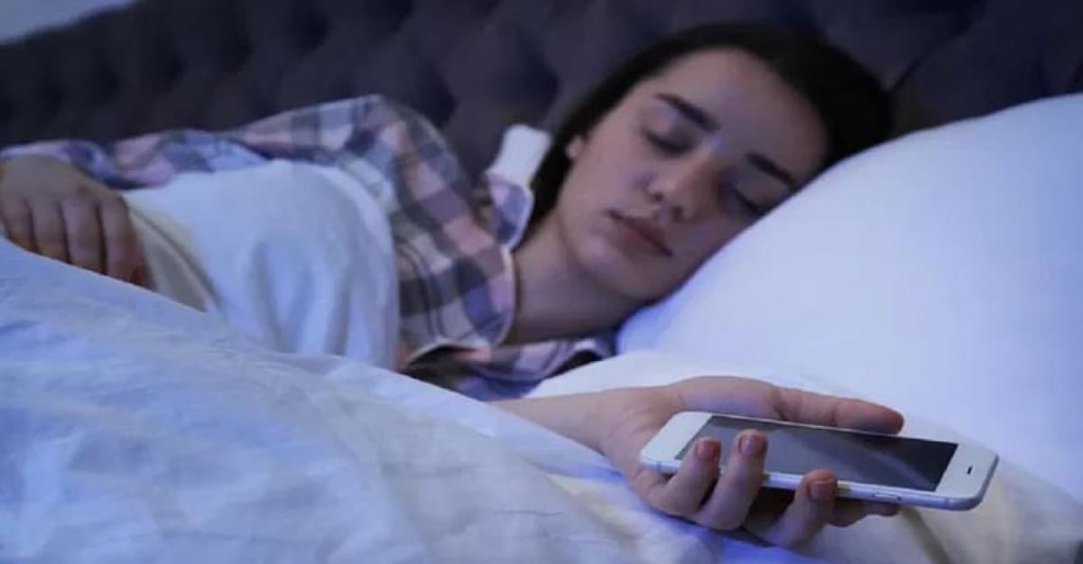 রাতে ঘুমের সময় মোবাইল ফোন কতটা দূরে রাখা উচিত?