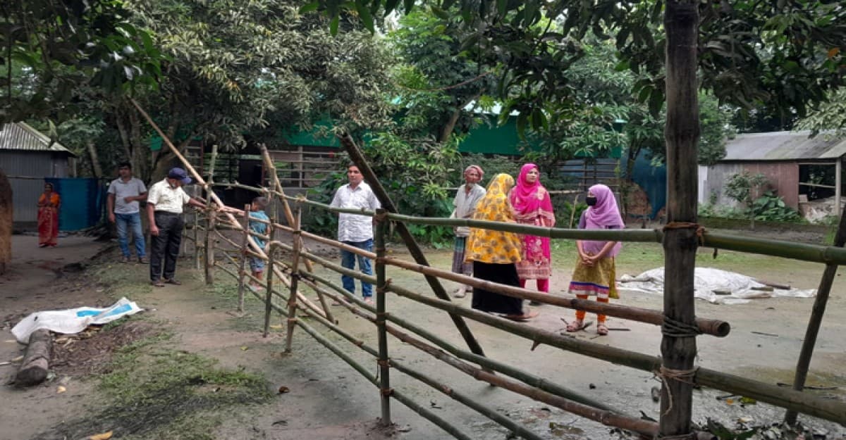 সিরাজগঞ্জে বাঁশের বেড়া দিয়ে রাস্তা বন্ধ করে একটি পরিবারকে অবরুদ্ধ করে রাখার অভিযোগ