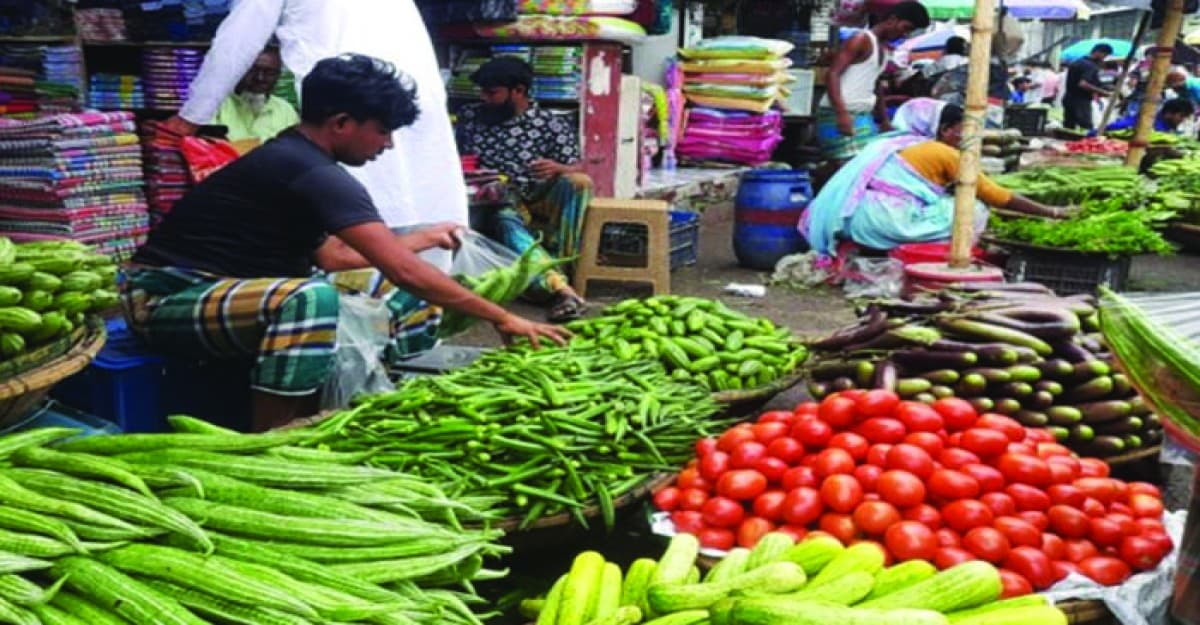 অবিরাম বৃষ্টিতে পেঁয়াজের ঝাঁজ, বেড়েছে ডিম-মুরগি ও সবজির দাম