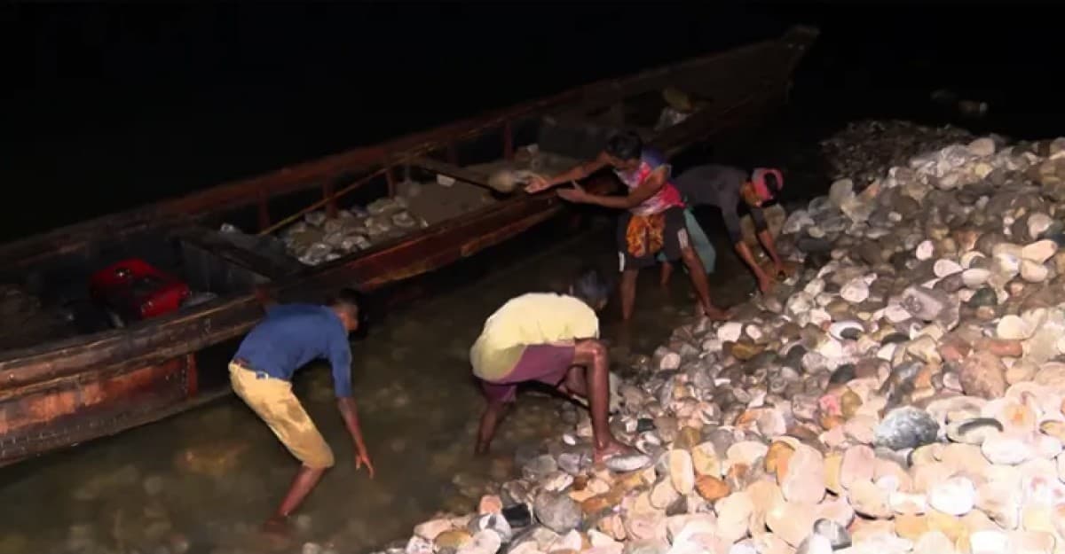 চুরি হওয়া সাদাপাথর ৭ দিনের মধ্যে আগের জায়গায় ফেলার নির্দেশ