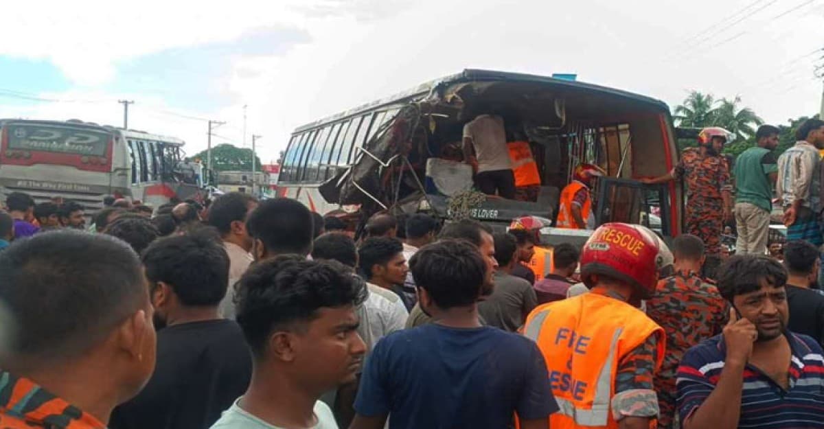 রয়েল এক্সপ্রেস-দর্শনা ডিলাক্সের মুখোমুখি সংঘর্ষে নিহত ৩