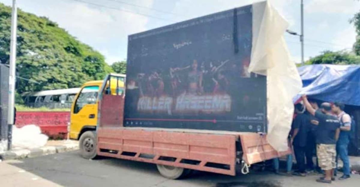 ধানমন্ডির ৩২ নম্বরে চলছে ‘কিলার হাসিনা’ গানের ভিডিও প্রদর্শন