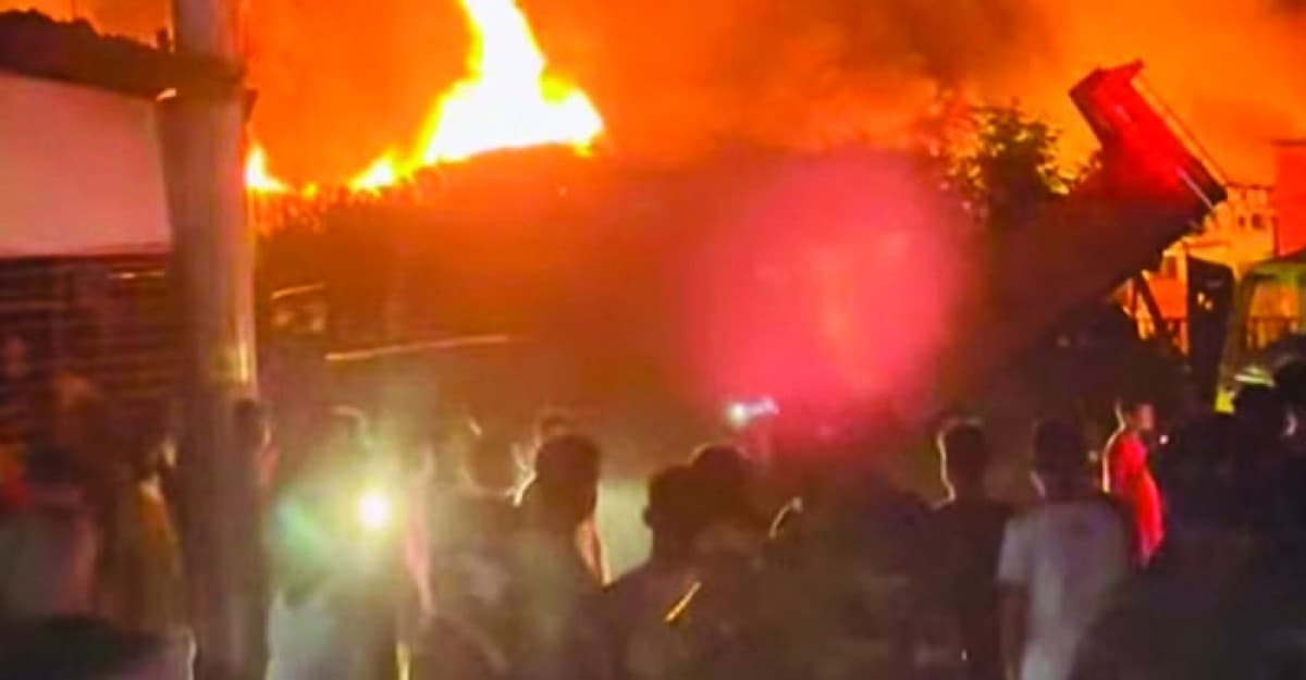 চট্টগ্রামে ঝুটের গুদাম ও প্লাস্টিক কারখানায় আগুন