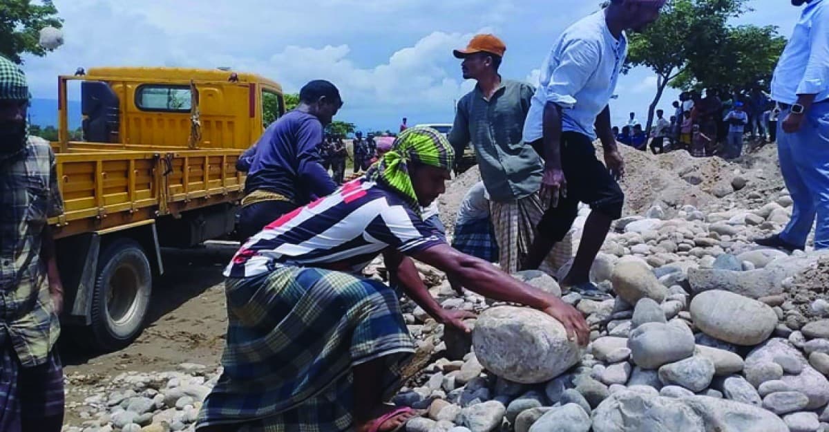 সিলেটে পাথর লুটের ঘটনায় গ্রেপ্তার ৫