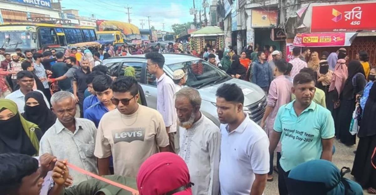 কক্সবাজার-টেকনাফ সড়ক অবরোধ শিক্ষকদের