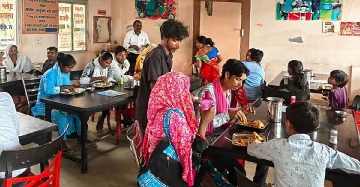 টাকা নয়, প্লাস্টিক বর্জ্যের বিনিময়ে খাবার মেলে ক্যাফেতে