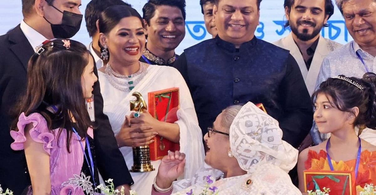 শেখ হাসিনার সঙ্গে ছবি পোস্ট করে যে মন্তব্য করলেন বাঁধন