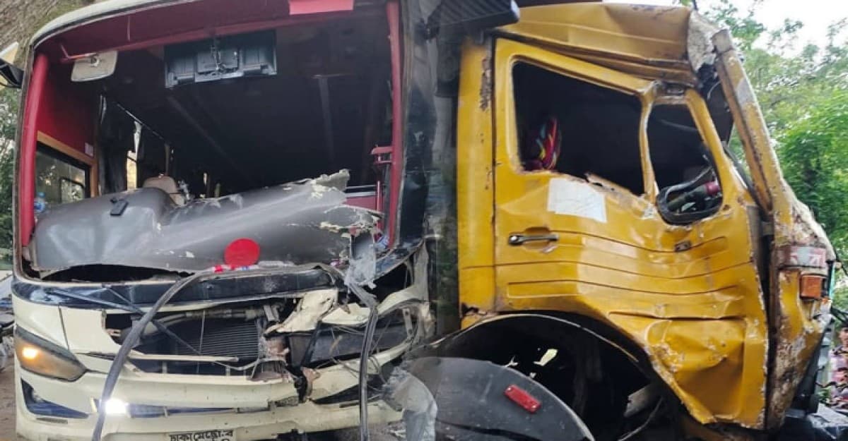 মহেশপুরে বাস-ট্রাক মুখোমুখি সংঘর্ষ, ১৫ আহত