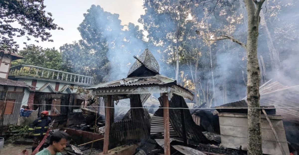 শিবচরে ভয়াবহ আগুনে বসতবাড়ি পুড়ে ছাই