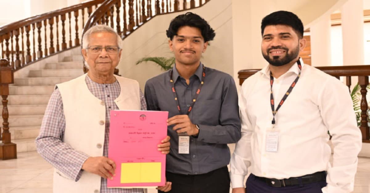 সাগর-রুনির সন্তান মেঘের হাতে প্লটের দলিল হস্তান্তর করলেন প্রধান উপদেষ্টা