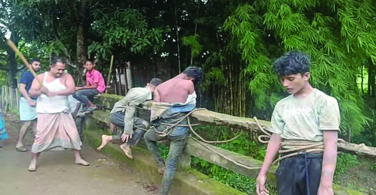 চোর সন্দেহে তিন কিশোরকে বেঁধে মারধর, নিহত ১