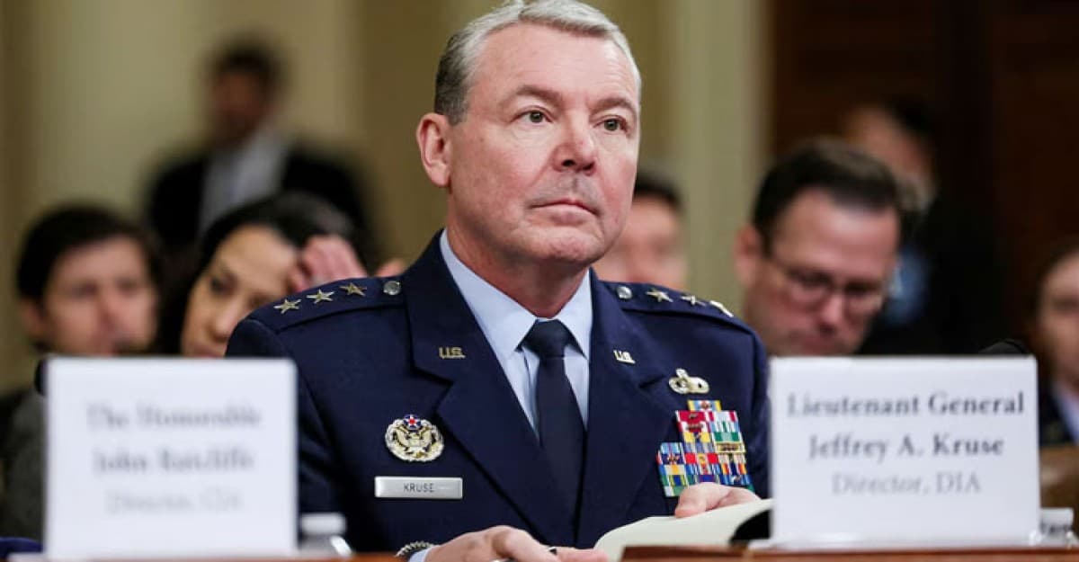 যুক্তরাষ্ট্রের সেনা গোয়েন্দা প্রধানকে বরখাস্ত করলেন ট্রাম্প, বড় রদবদল