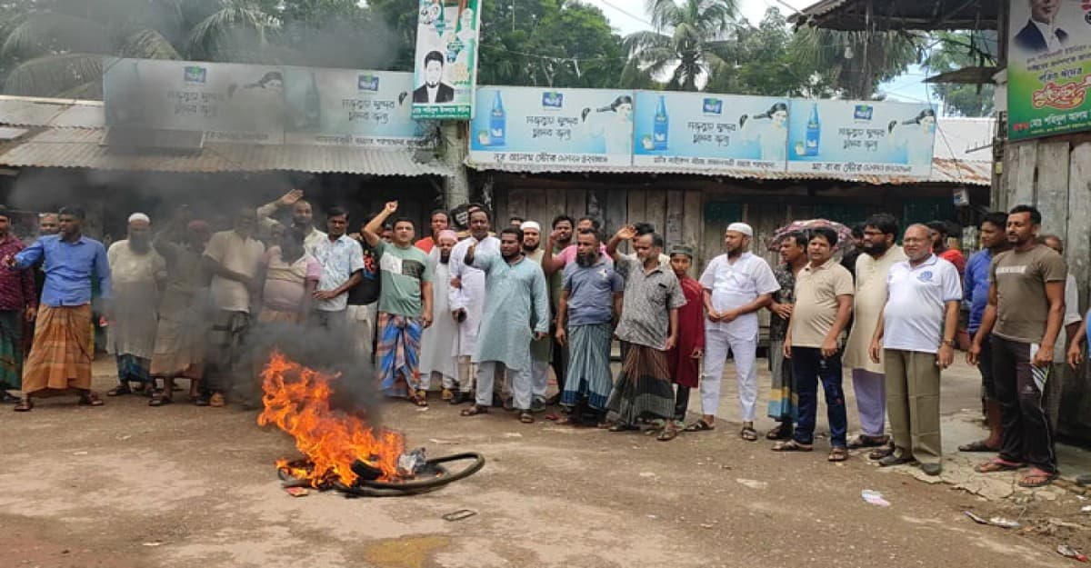 বাগেরহাটে চারটি আসন বহাল রাখার দাবিতে সড়ক অবরোধ