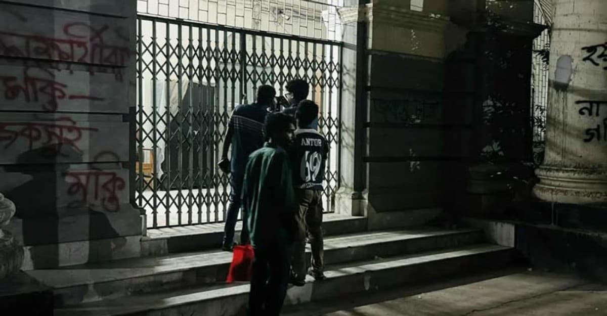 প্রশাসনিক ভবনে তালা, ৮ ঘণ্টা অবরুদ্ধ জবি প্রশাসন