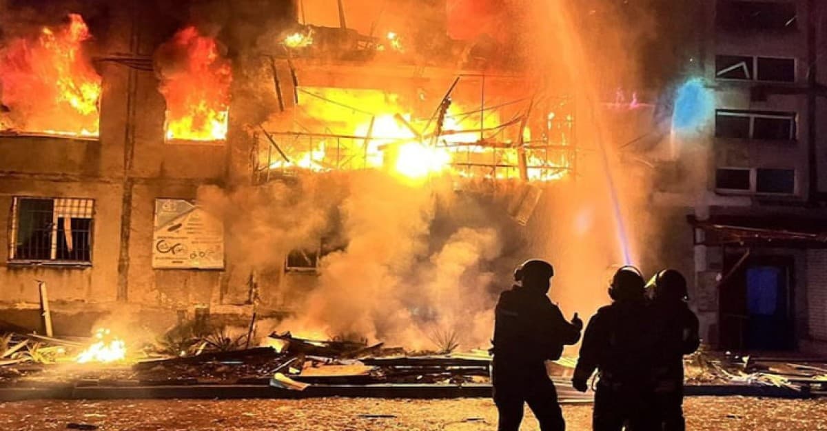 ইউক্রেনে রাতভর রুশ হামলা, নিহত ১৪