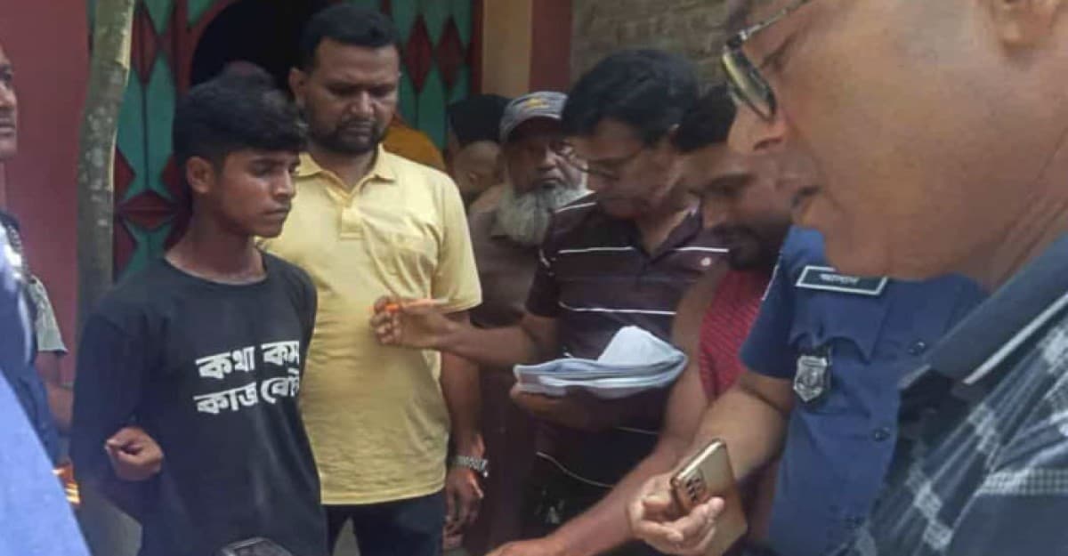 মাংসের ভেতর বিদেশী পিস্তলসহ ১ যুবক গ্রেফতার