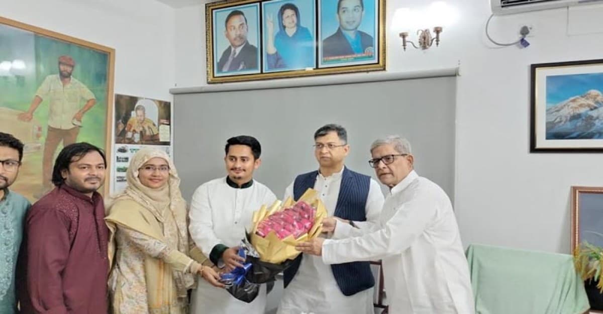 মির্জা ফখরুলের হাতে ফুল তুলে দিলেন সারজিস আলম