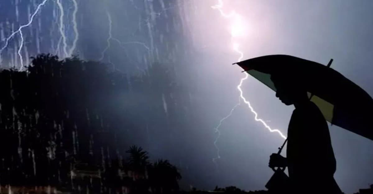 সন্ধ্যার আগেই বজ্রসহ বৃষ্টির আভাস, কমবে তাপমাত্রা