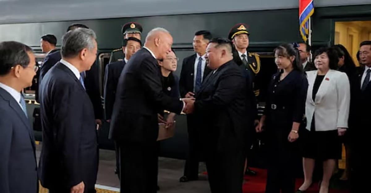 বাবার সঙ্গে প্রথম বিদেশ সফর, কিমের মেয়েকে নিয়ে কেন এত আলোচনা