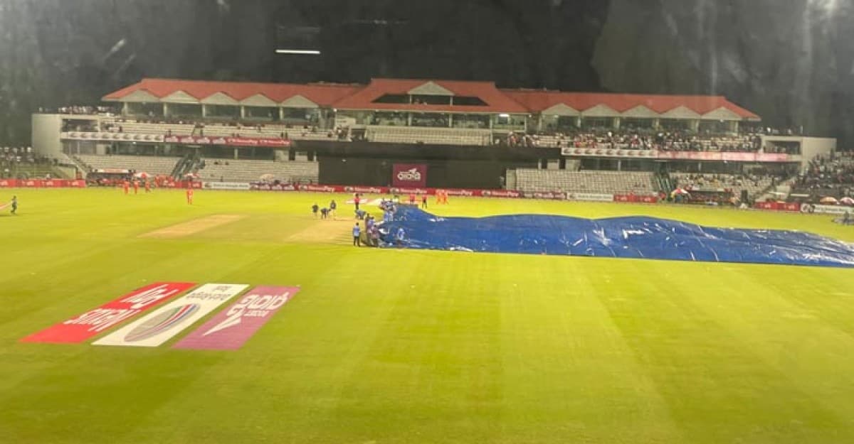 বেরসিক বৃষ্টিতে ভেসে গেল তৃতীয় টি-টোয়েন্টি