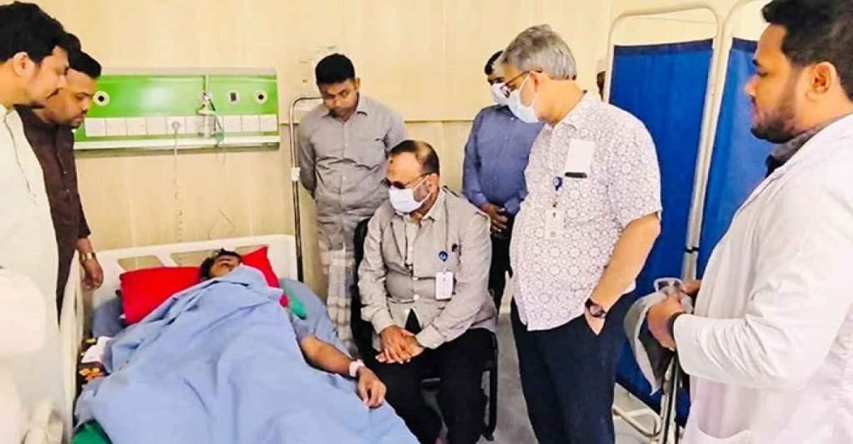 নুর-মেঘমল্লার-নাজমুলদের দেখতে হাসপাতালে ঢাবি উপাচার্য