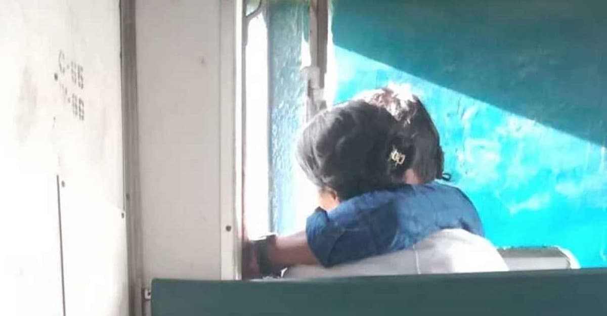 শাটল ট্রেনে যুবক-স্কুলছাত্রীর ঘনিষ্ঠতার ভিডিও ভাইরাল