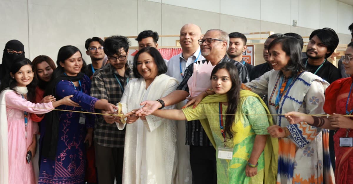 এআইইউবির ক্যানভাসে রঙিন হয়ে ফুটে উঠল সময়ের নিরবধি গল্প