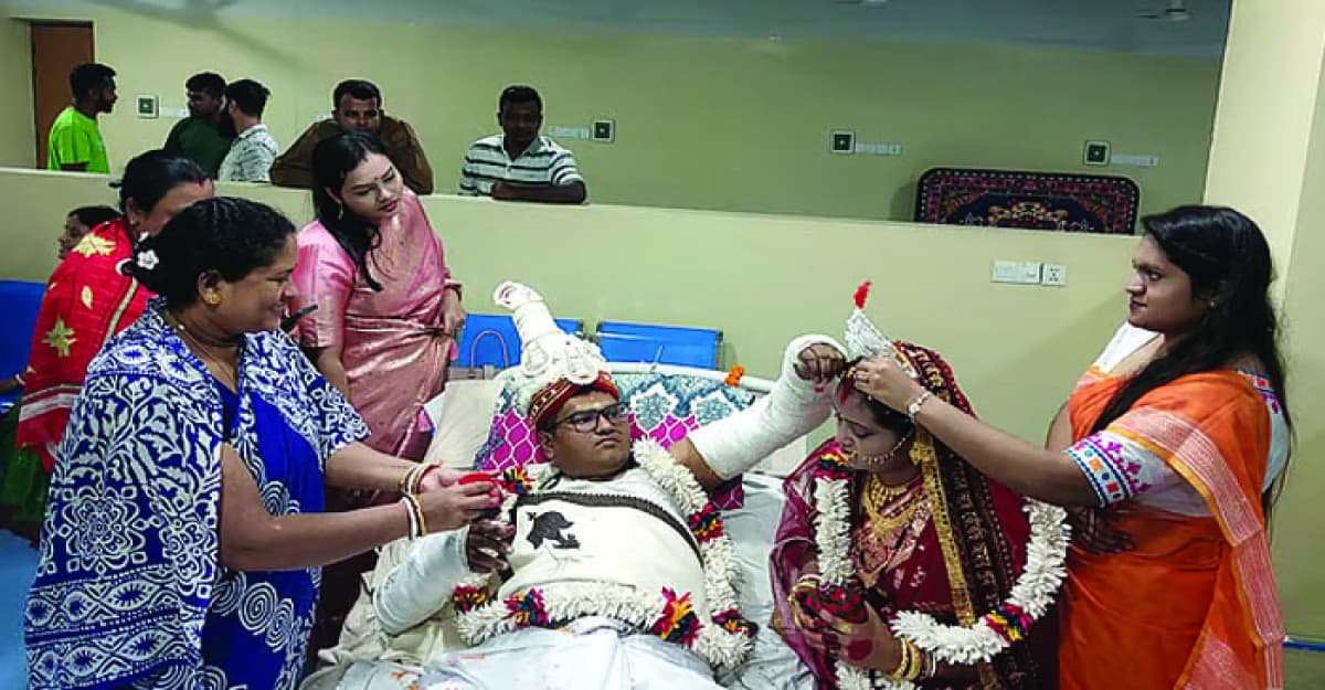 হাসপাতালের শয্যায় শুয়েই বিয়ে, কষ্টের মাঝেও সুখের মুহূর্ত