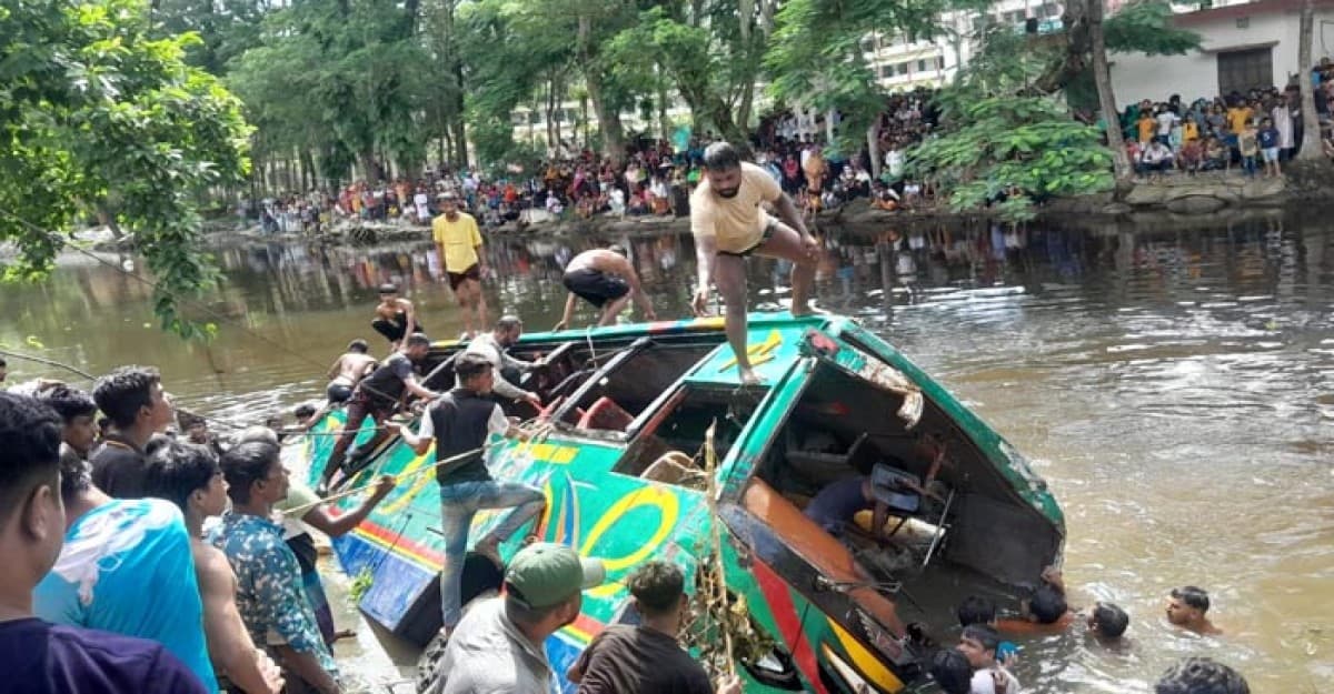 লক্ষ্মীপুরে নিয়ন্ত্রণ হারিয়ে যাত্রীবাহী বাস খালে, নিহত ২