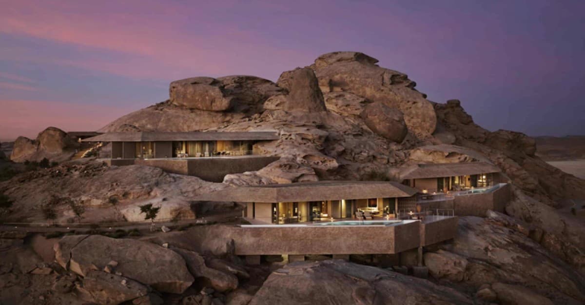সৌদিতে পাহাড় খোদাই করে ফাইভ স্টার রিসোর্ট ‘ডেজার্ট রক’