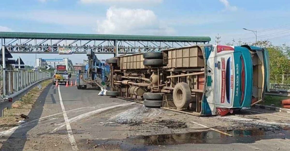 ঢাকা-মাওয়া এক্সপ্রেসওয়েতে বাস দুর্ঘটনায় আহত অন্তত ২০