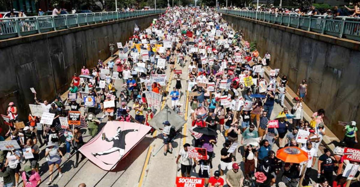 ট্রাম্পকে বিদায় করার দাবিতে উত্তাল ওয়াশিংটন ডিসি