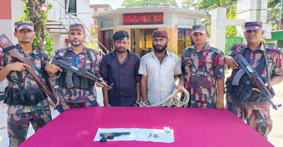 ভারত থেকে আসা মরিচের ট্রাকে অস্ত্র ও গুলি উদ্ধার, দুই ভারতীয় আটক