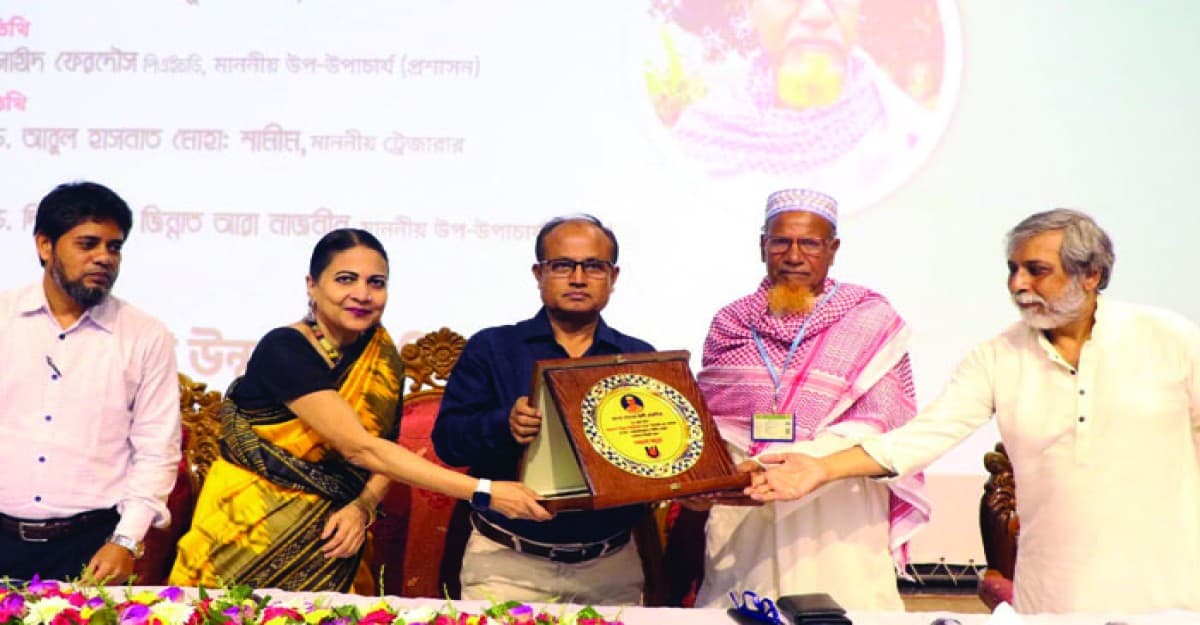 ৭৫ বছর বয়সে বিএ পাস কৃষক সাদেক আলীকে বাউবির সংবর্ধনা