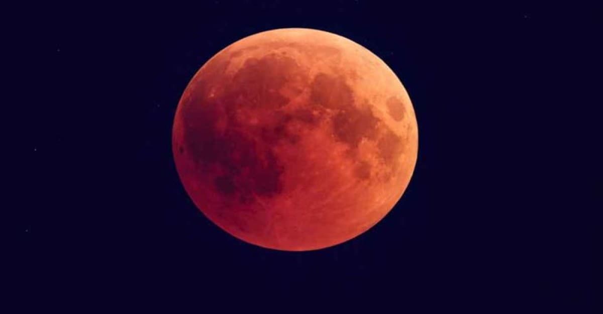 চন্দ্রগ্রহণের লাল চাঁদের দিকে খালি চোখে তাকালে ক্ষতি হবে কি?