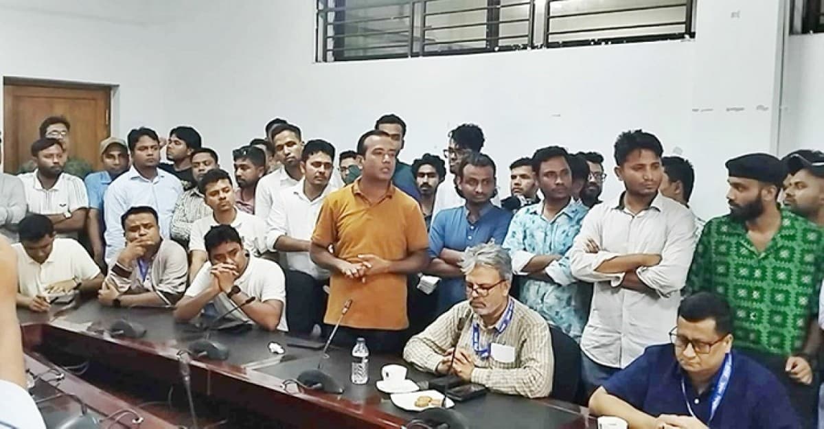 ডাকসু নির্বাচন: সিনেট ভবনে ‘জামায়াতি প্রশাসন’ স্লোগান দিল ছাত্রদল