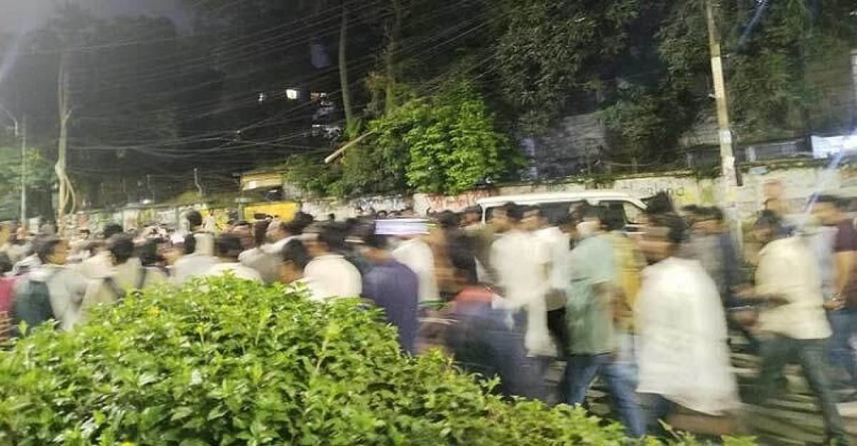 ডাকসু নির্বাচনে কারচুপির অভিযোগে ছাত্রদলের বিক্ষোভ, নারী প্রার্থীদের বাধা