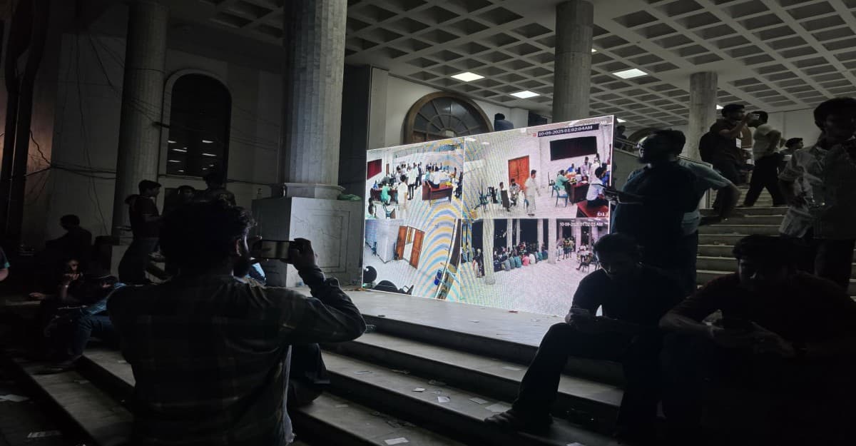 ডাকসু ফল ঘোষণার অপেক্ষায় সিনেট হলে ভিড়, স্লোগানে মুখর ক্যাম্পাস