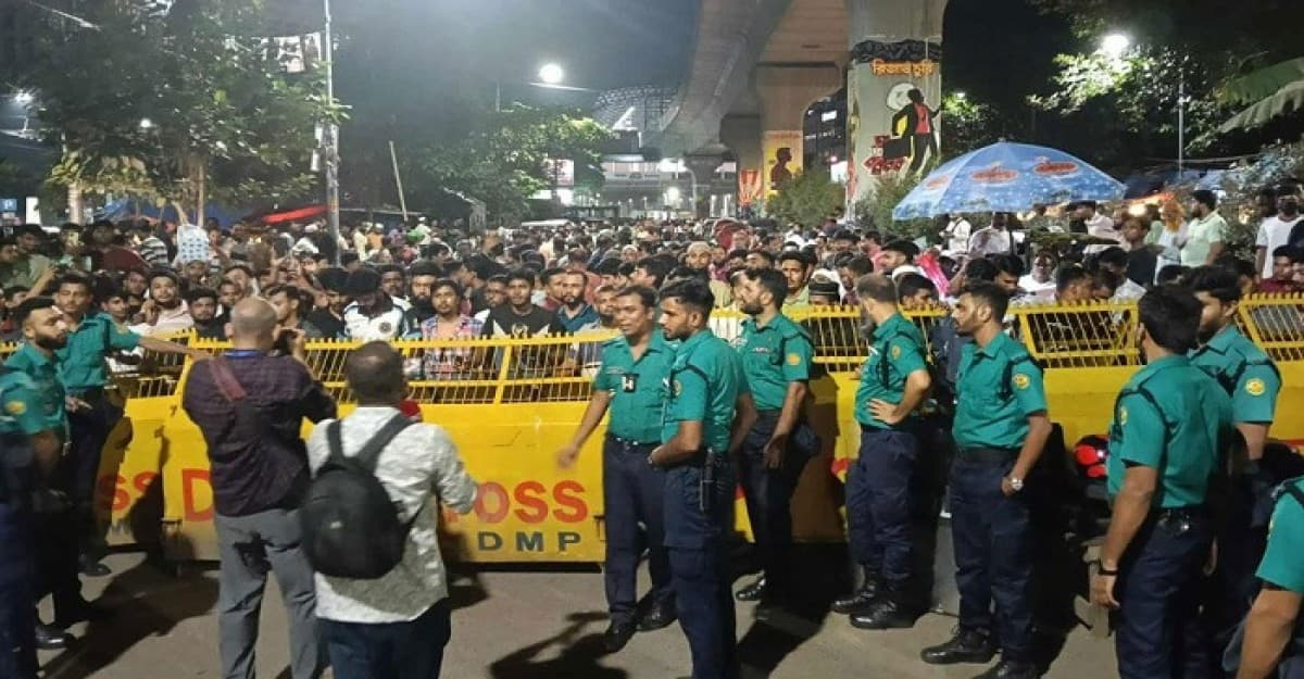 ঢাবির প্রবেশমুখে ভিড় সামলাতে হিমশিম খাচ্ছে আইনশৃঙ্খলা বাহিনী