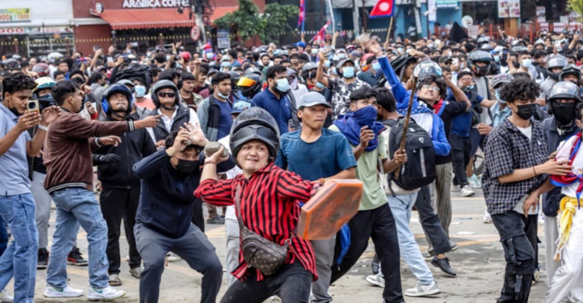 তিন দশকের লুটের বিচার, নতুন সংবিধান চায় নেপালের তরুণরা