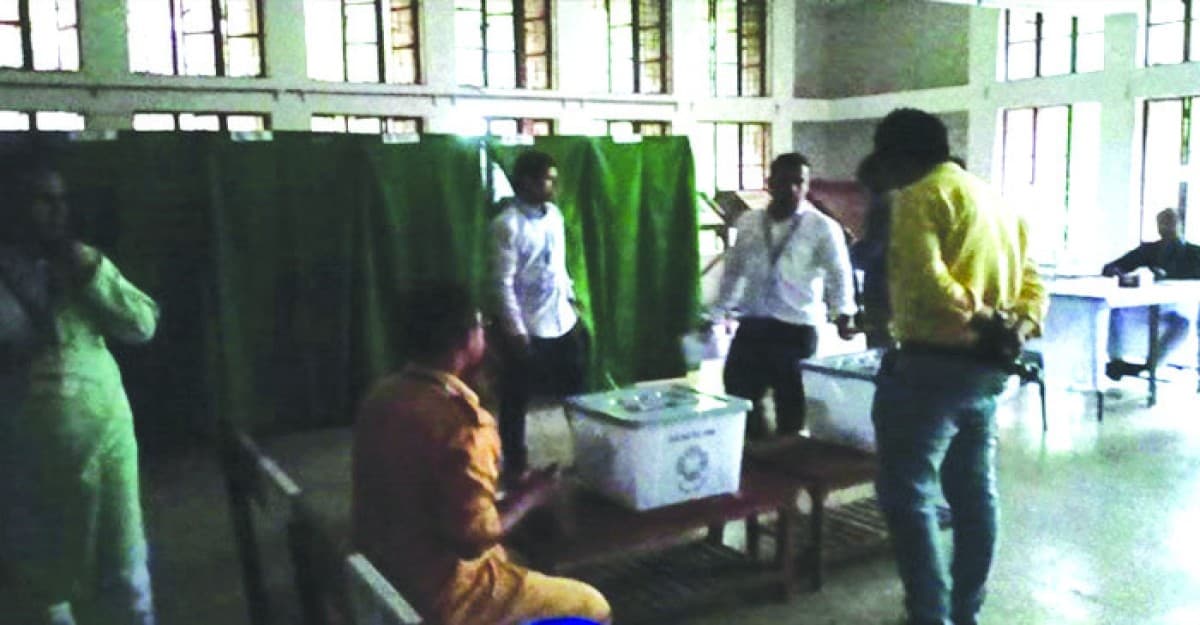 বাইরে বৃষ্টি, ভেতরে অন্ধকারে চার্জার লাইটে জাকসু ভোটগ্রহণ