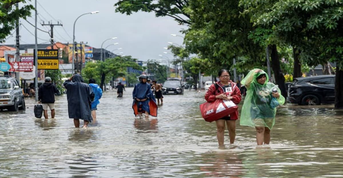 ইন্দোনেশিয়ায় আকস্মিক বন্যায় ১৪ জনের মৃত্যু